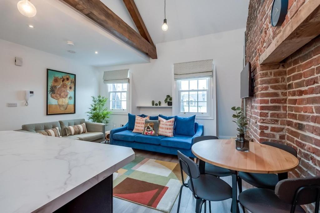 Queen's Lofts *